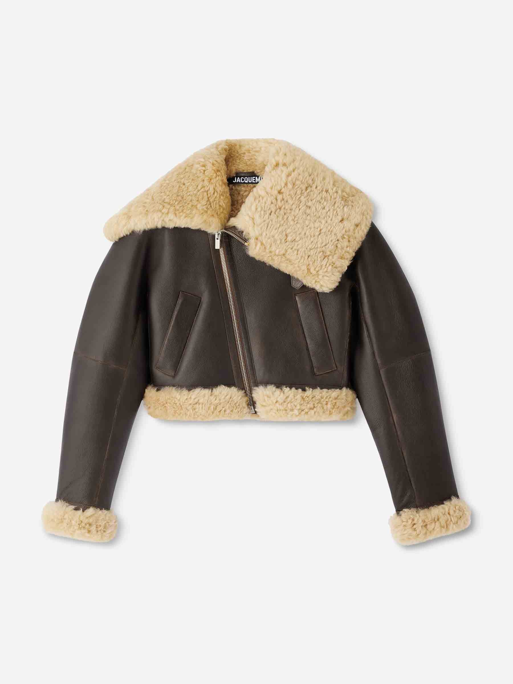 Jacquemus Mujer Barcelona Chaqueta Aviatore color Marrón Oscuro sku 772-001523 01 - Foto 1