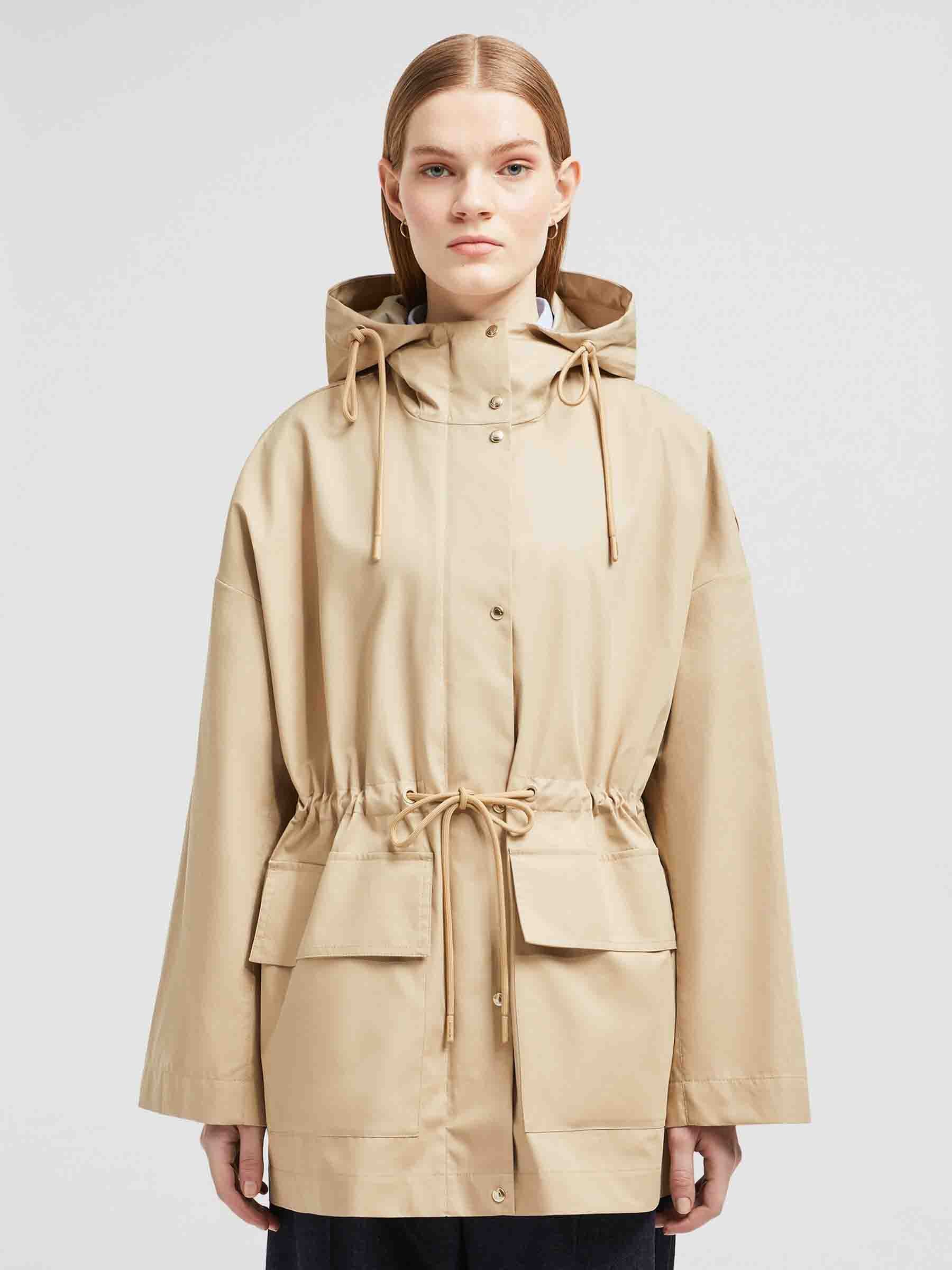 Moncler Mujer Barcelona Parka Lisa Ajustable color Beige sku 773-000260 01 - Foto 2