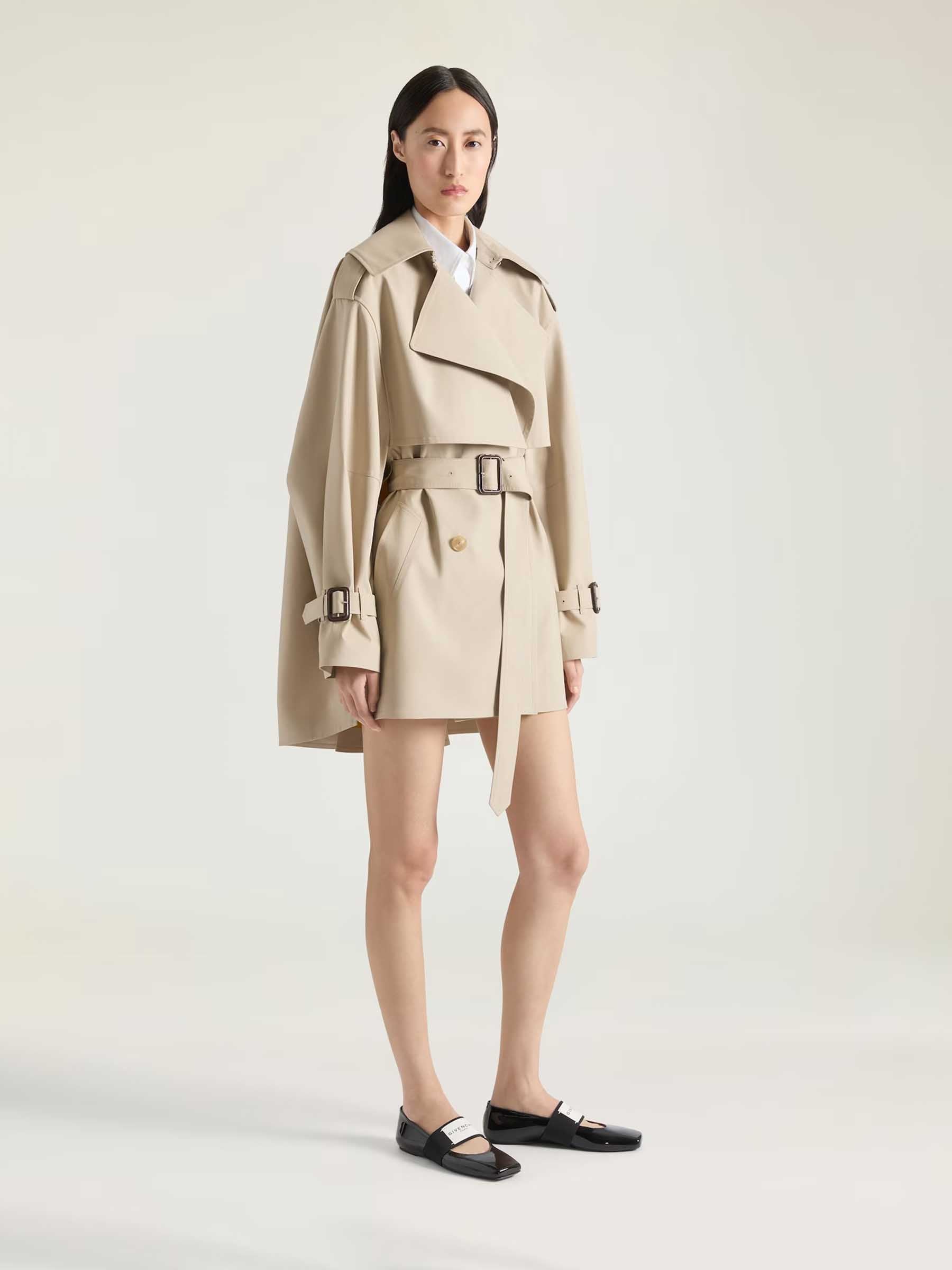 Givenchy Mujer Barcelona Gabardina Corta Cocoon color Beige sku 773-000269 01 - Foto 2