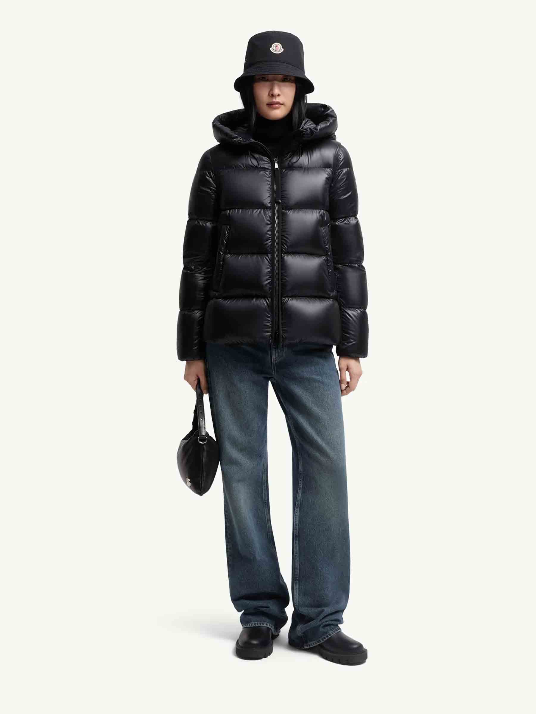 Moncler Mujer Barcelona Plumífero Corto Serittes color Negro sku 774-000592 01 - Foto 2