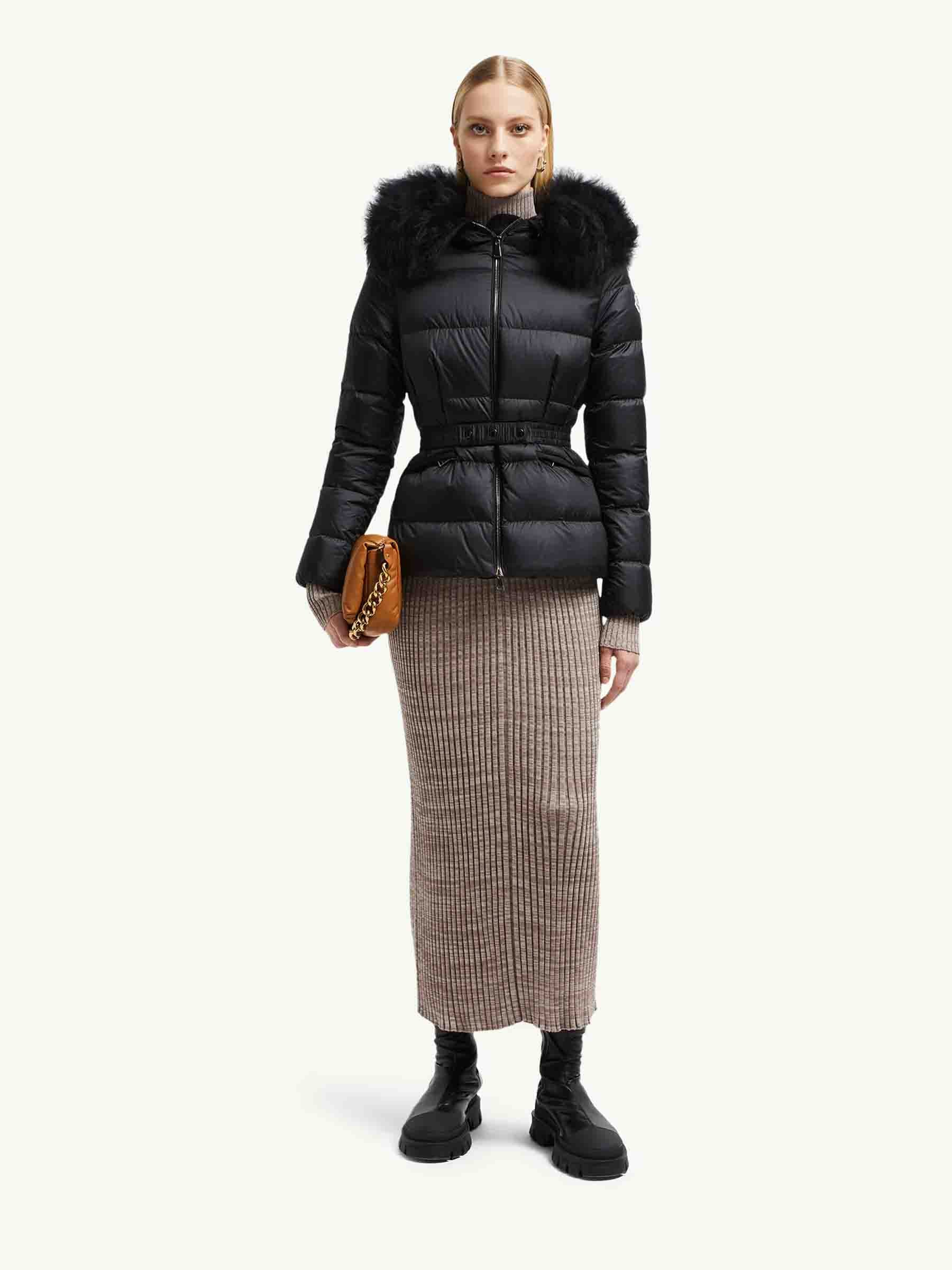 Moncler Mujer Barcelona Plumífero Corto Boed color Negro sku 774-000595 01 - Foto 2