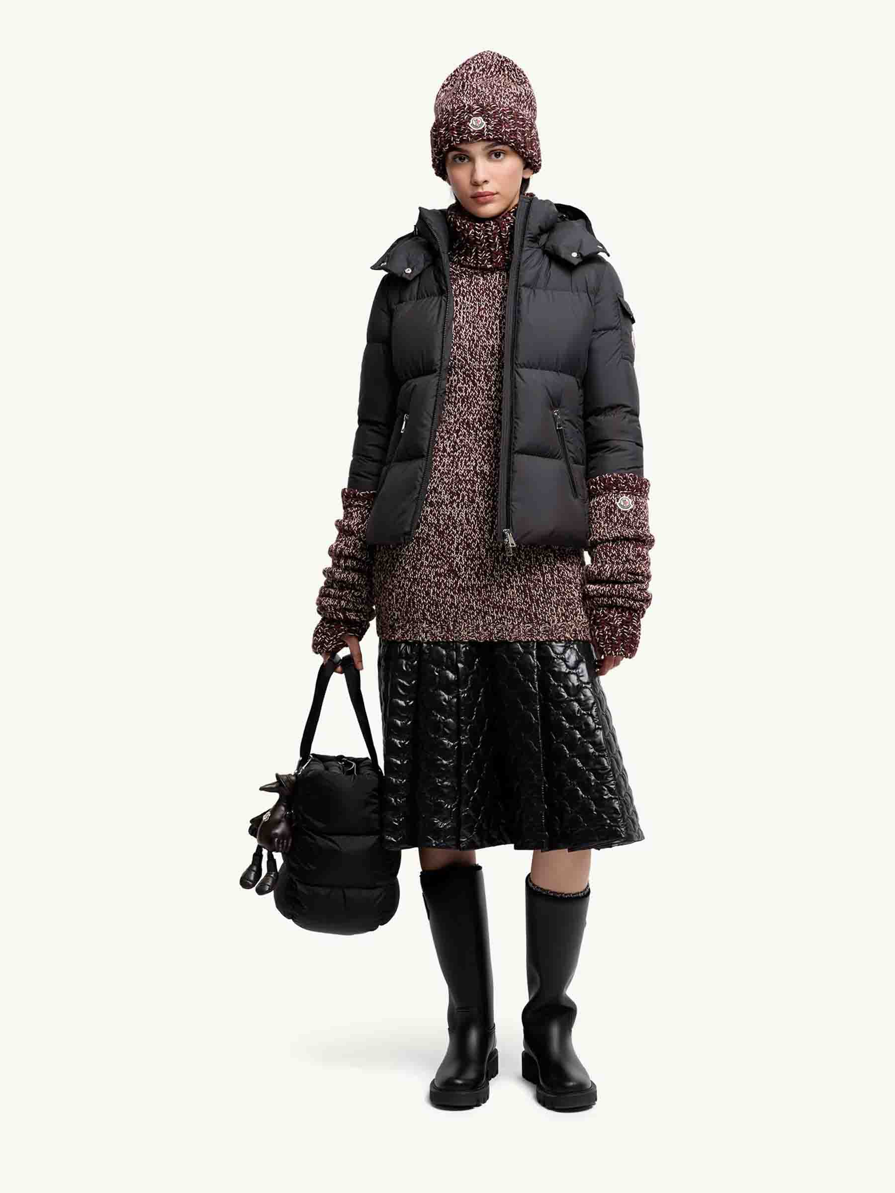 Moncler Mujer Barcelona Plumífero Corto Fourmines color Negro sku 774-000598 02 - Foto 2