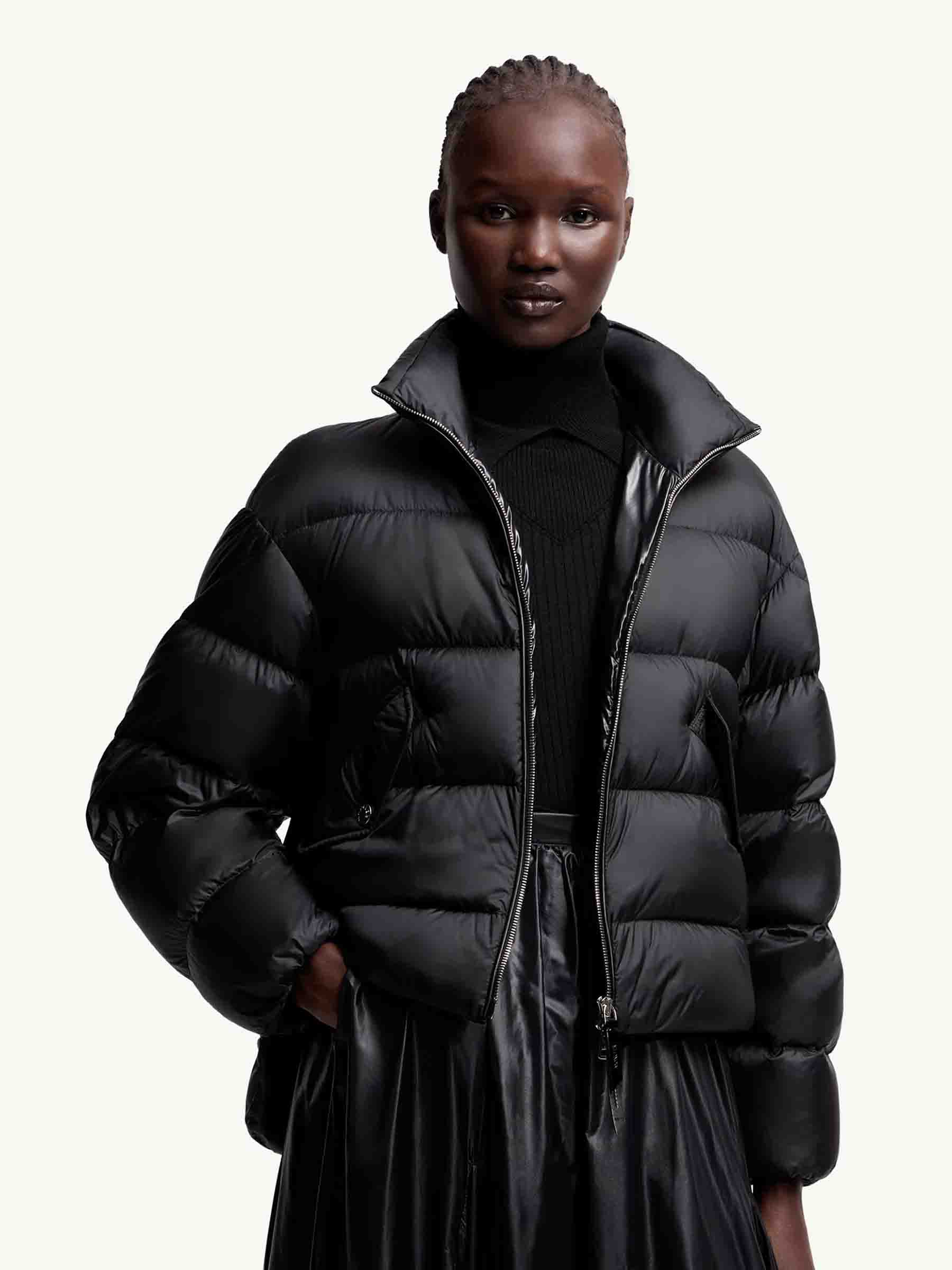Moncler Genius Edward Enninful Mujer Barcelona Plumífero Corto Blas color Negro sku 774-000621 01 - Foto 2