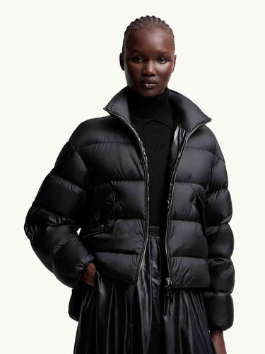 Moncler Genius Edward Enninful Mujer Barcelona Plumífero Corto Blas color Negro sku 774-000621 01 - Foto 2
