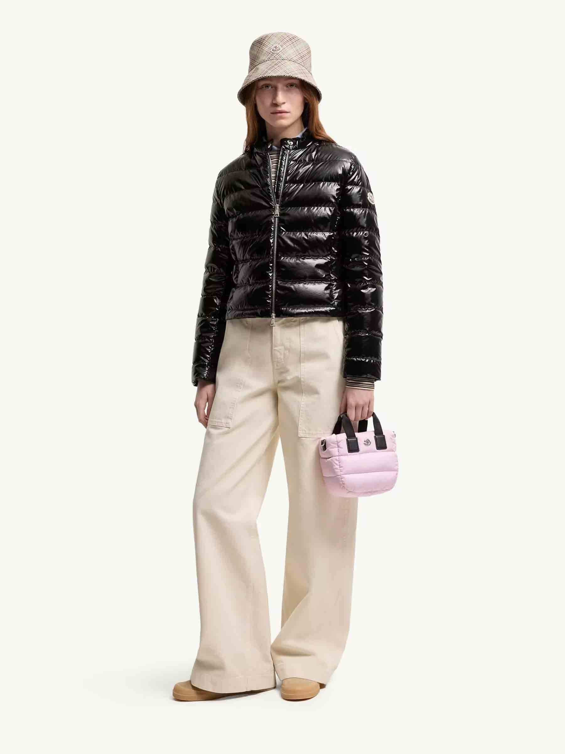 Moncler Mujer Barcelona Plumífero Corto Papillon color Negro sku 774-000630 01 - Foto 2