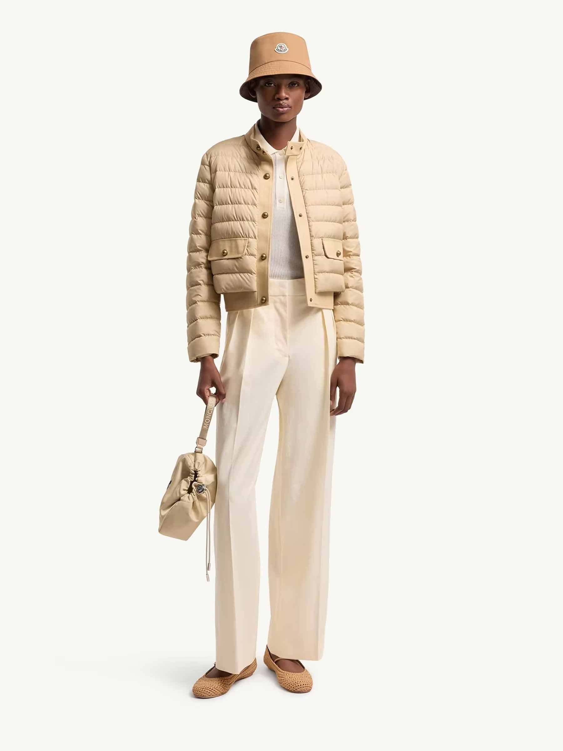 Moncler  Barcelona Plumífero corto Juju color Crema sku 774-000632 01 - Foto 2
