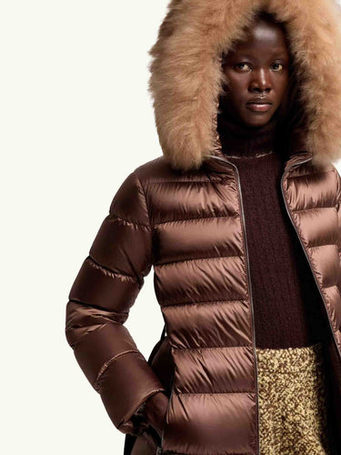 Moncler Mujer Barcelona Plumífero Largo Leersies color Caramelo sku 774-000659 01 - Foto 4