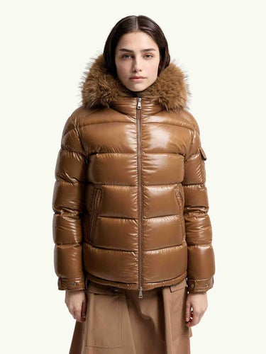 Moncler Mujer Barcelona Plumífero Corto Hypolais color Caramelo sku 774-000663 01 - Foto 2