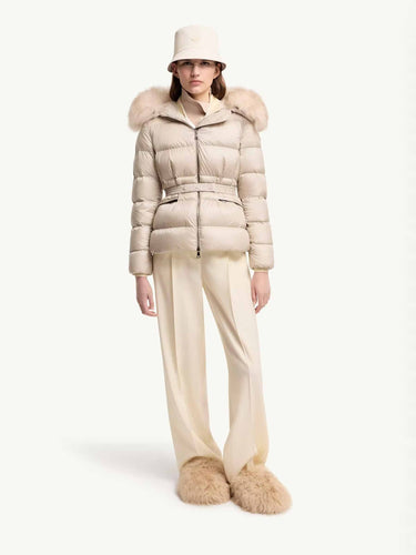 Moncler Mujer Barcelona Plumífero Capucha Pelo color Beige sku 774-000672 01 - Foto 2
