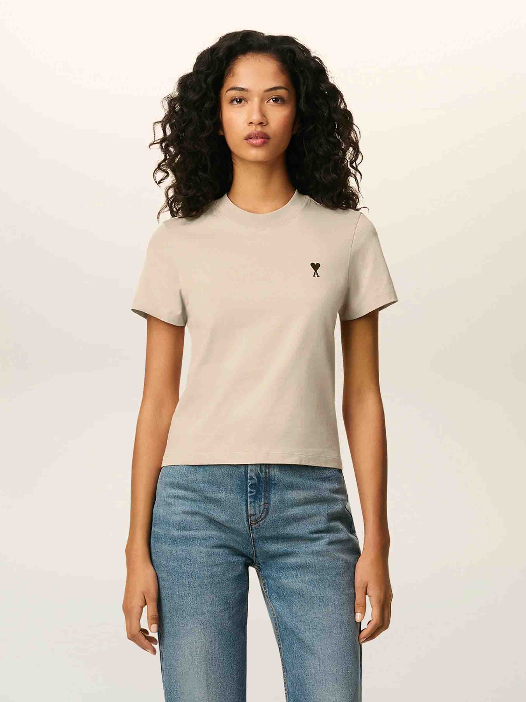 Ami Paris Mujer Barcelona Camiseta Coeur Bordado color Beige sku 782-001801 03 - Foto 2