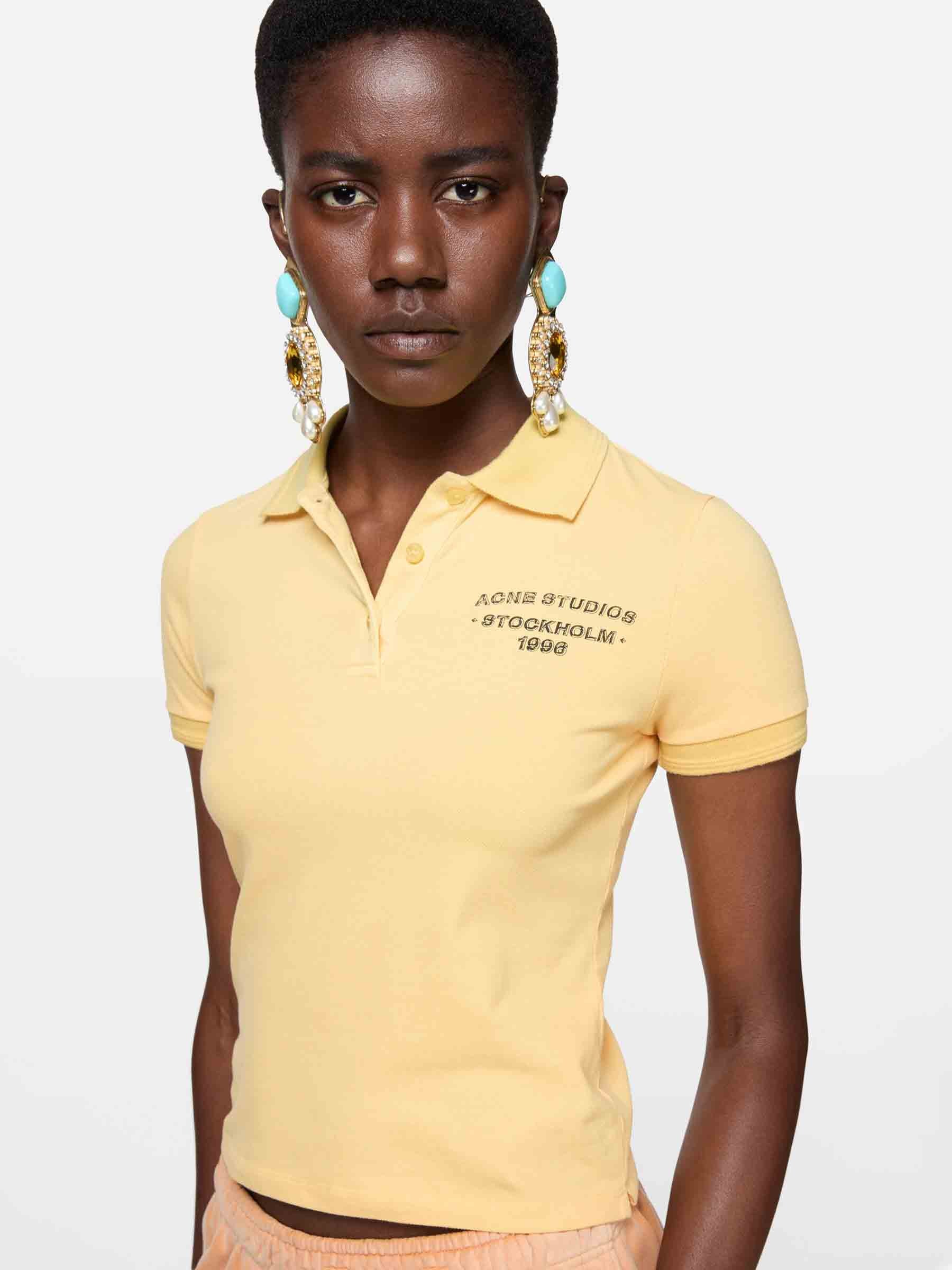 Acne Studios Mujer Barcelona Polo de Acne Studios color Amarillo Claro sku 782-001839 01 - Foto 2