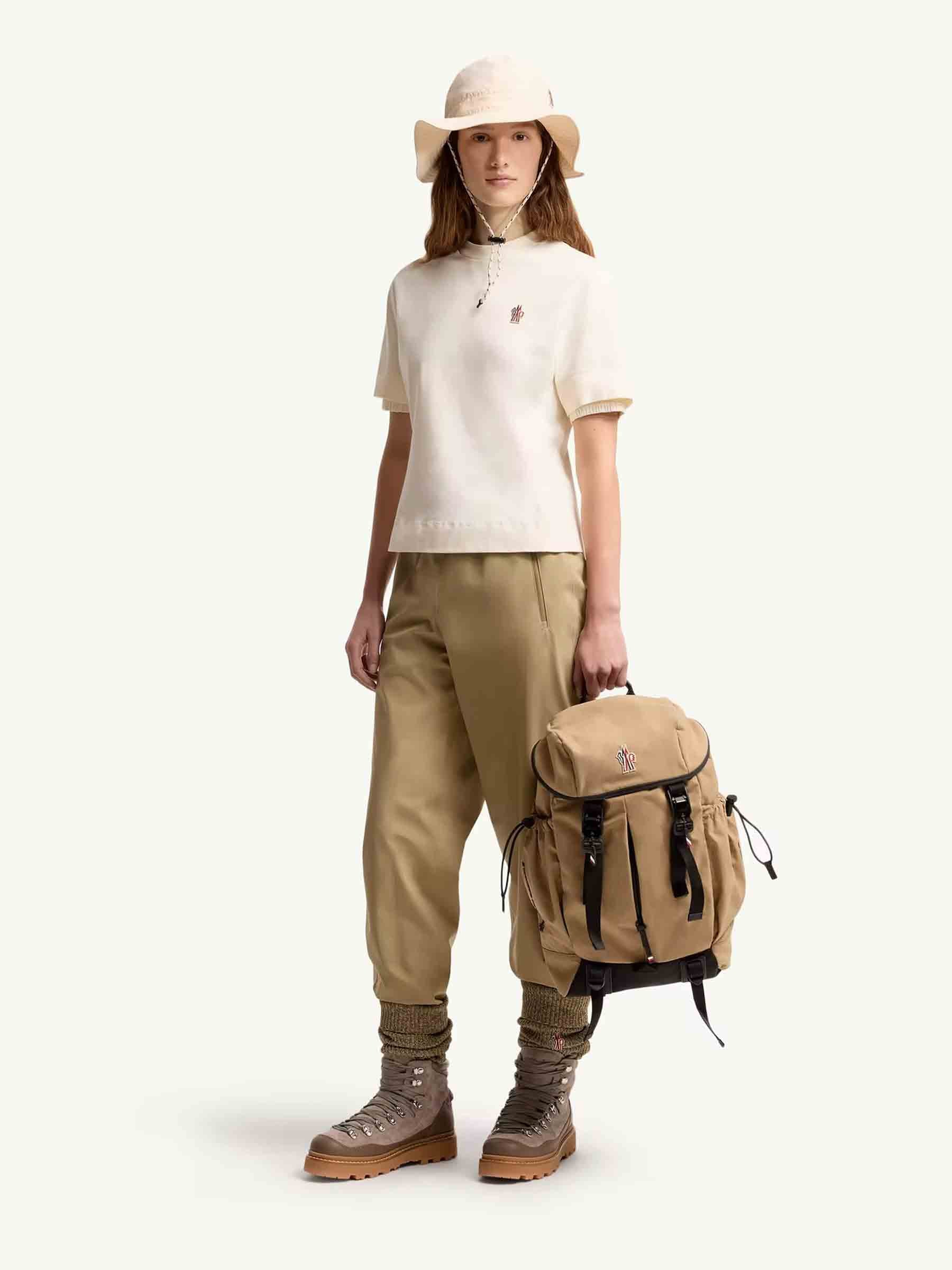 Moncler Grenoble Mujer Barcelona Camiseta de mezcla de algodón con parche con logotipo color Beige sku 782-001845 01 - Foto 2