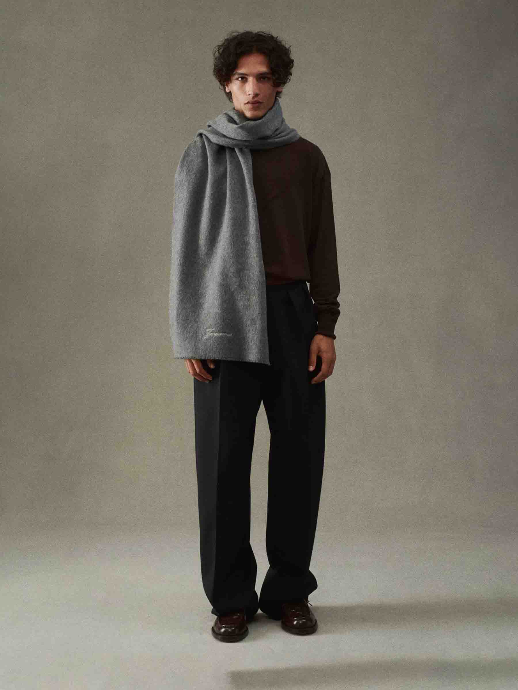 Jacquemus Mujer Barcelona Bufanda Tailleur color Gris Oscuro sku 796-000121 02 - Foto 2