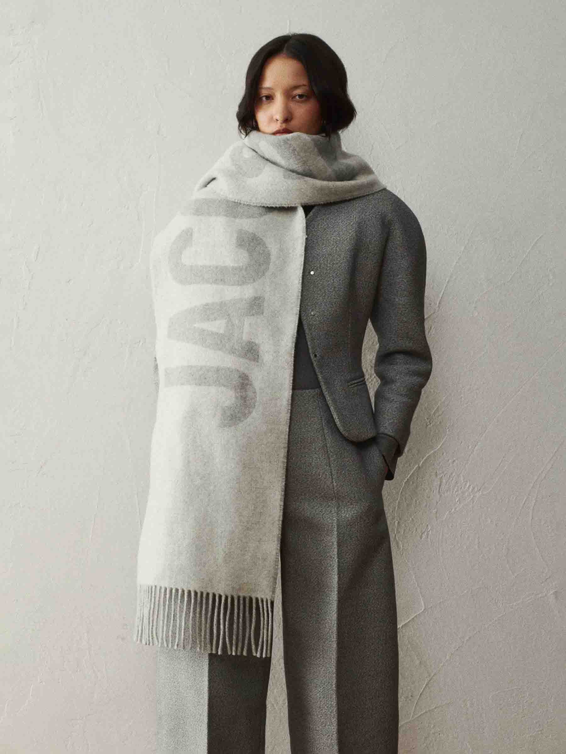 Jacquemus Mujer Barcelona Bufanda Lana Jacquard color Gris sku 796-000122 02 - Foto 2