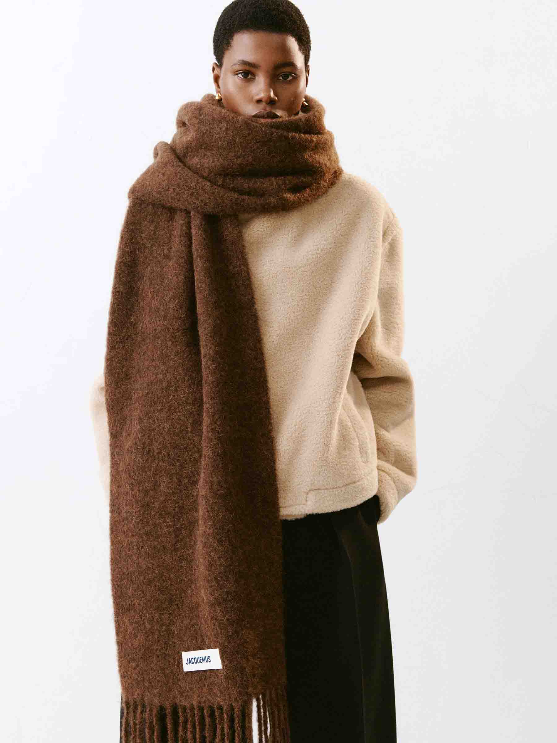 Jacquemus Mujer Barcelona Bufanda Carro color Marrón Oscuro sku 796-000123 02 - Foto 2