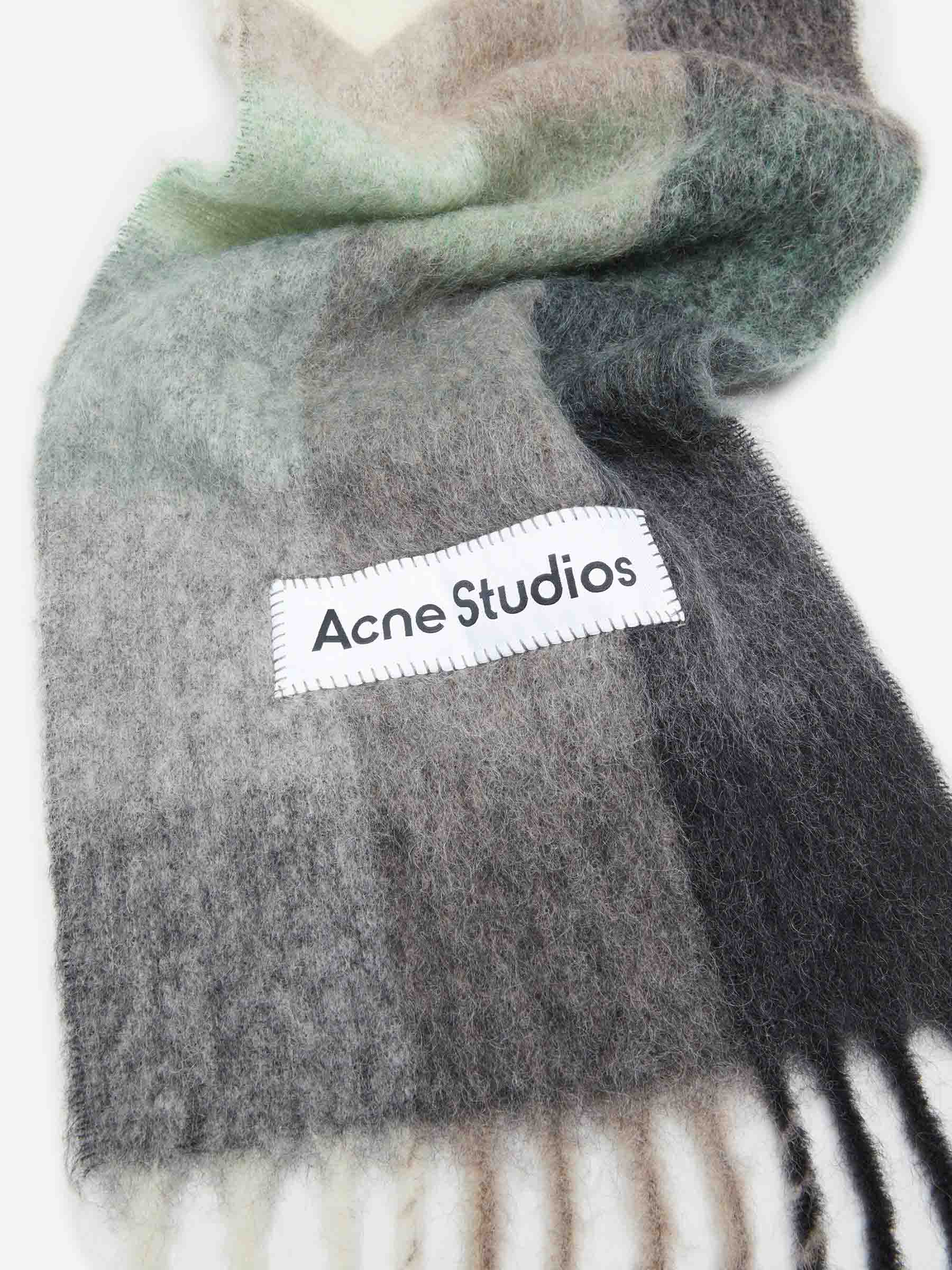 Acne Studios Mujer Barcelona Bufanda Logo Lana color Gris Claro sku 796-000126 04 - Foto 2