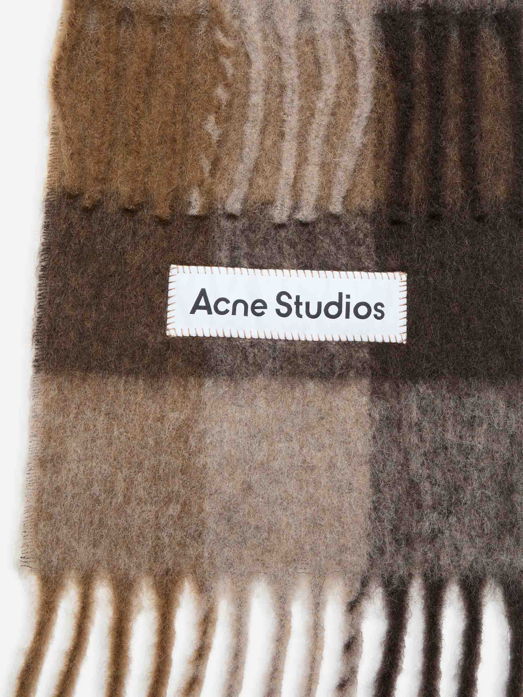Acne Studios Mujer Barcelona Bufanda Logo Lana color Marrón Oscuro sku 796-000126 06 - Foto 2