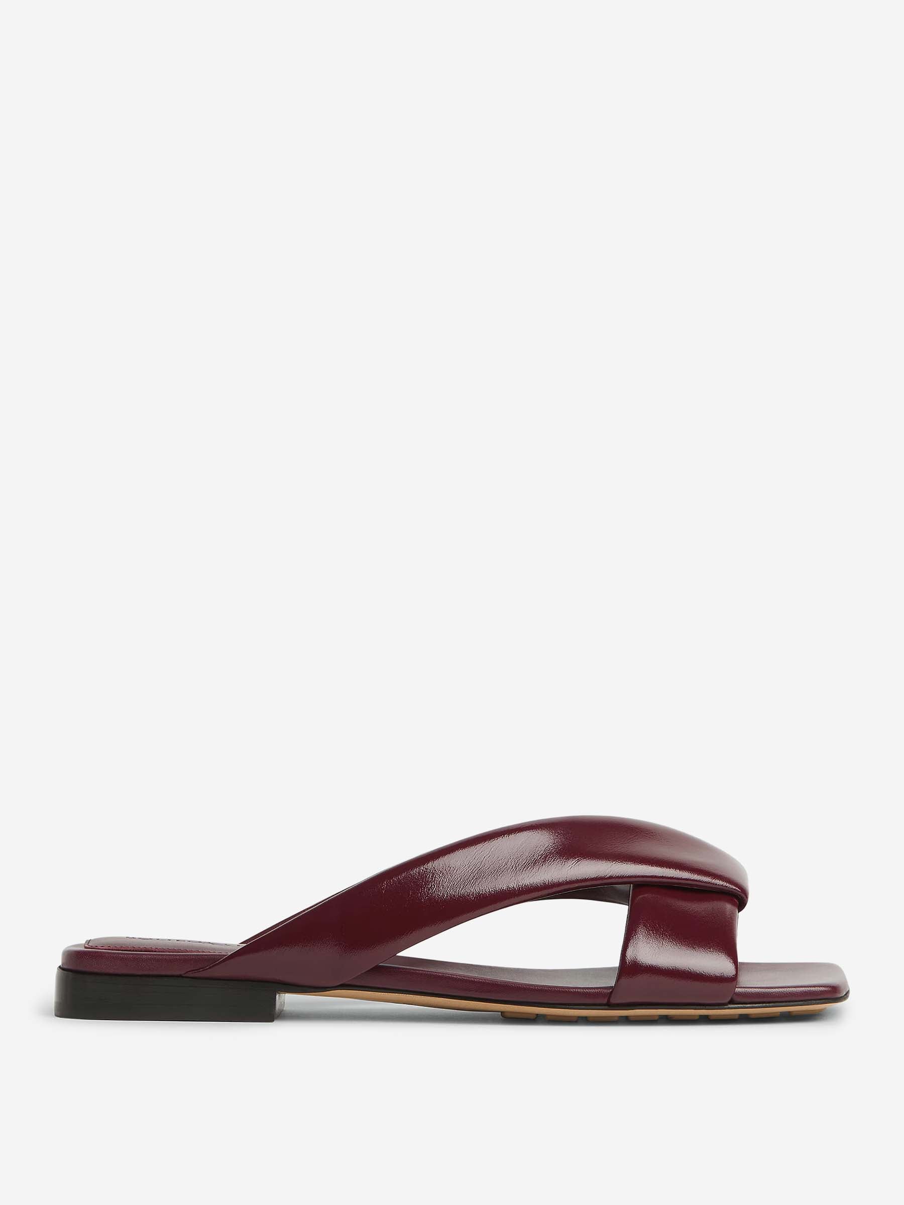 Bottega Veneta Mujer Barcelona Sandalias Riva Flat Mule color Burdeos sku 800-005509 01 - Foto 1