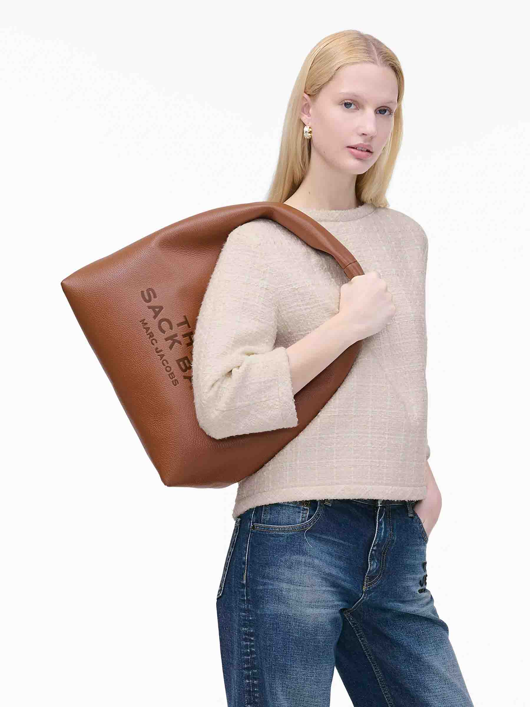 Marc Jacobs Mujer Barcelona Bolso The Sack Bag color Camel sku 810-008234 01 - Foto 1