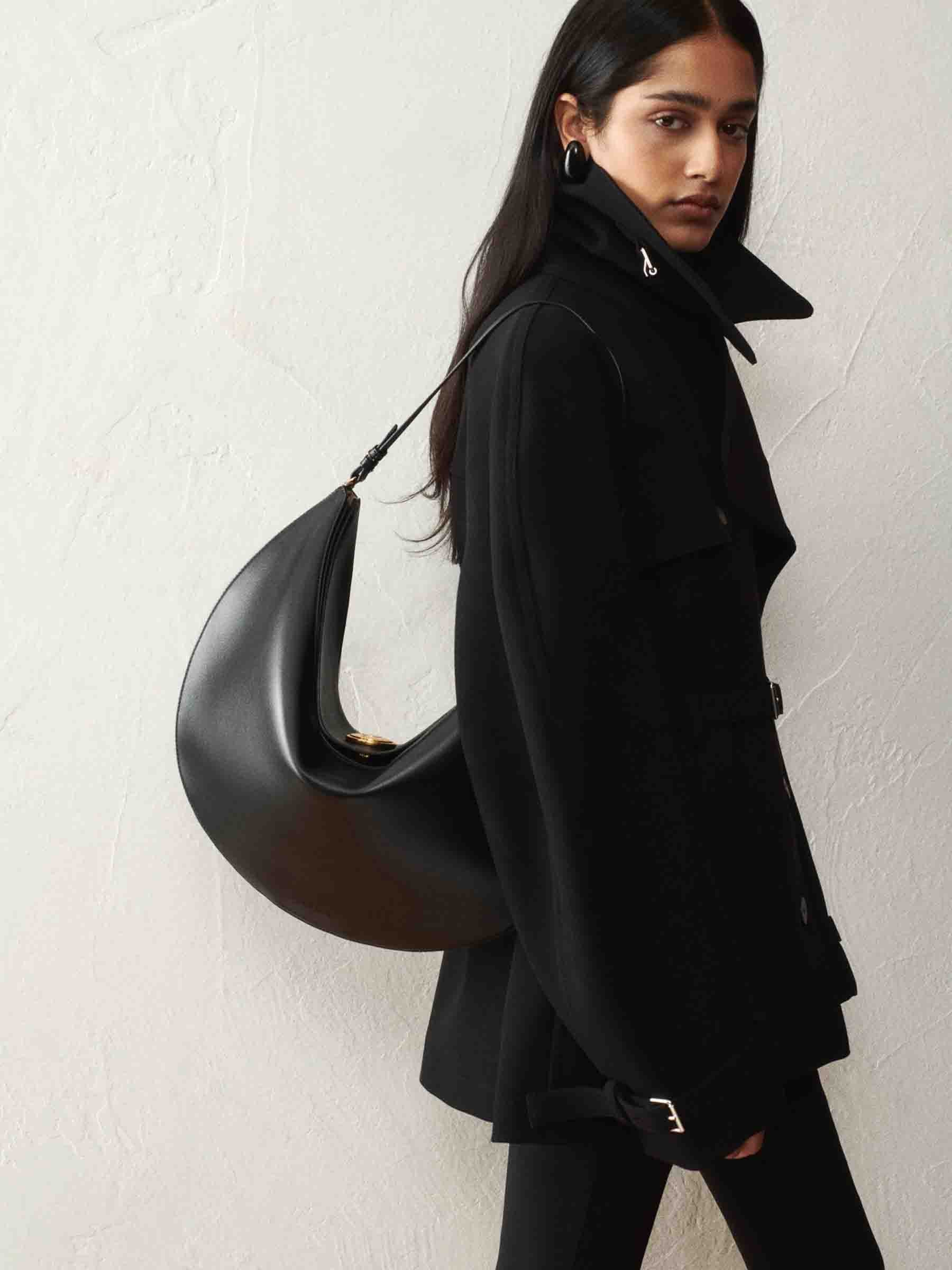 Jacquemus Mujer Barcelona Bolso Hombro Ovalo color Negro sku 810-008247 01 - Foto 2