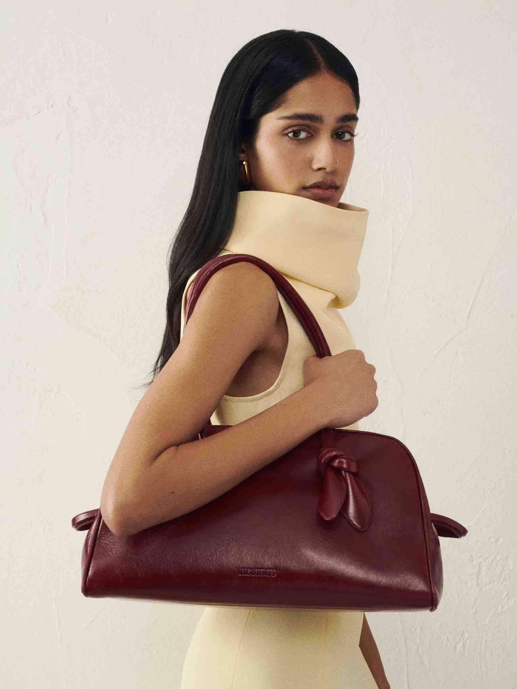 Jacquemus Mujer Barcelona Bolso Le Turismo color Burdeos sku 810-008252 01 - Foto 2