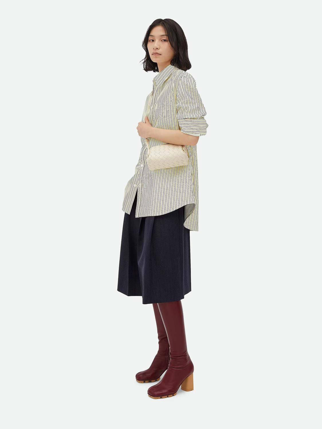 Bottega Veneta Mujer Barcelona Bolso de Mano Intrecciato Concert color Marfil sku 810-008262 02 - Foto 2