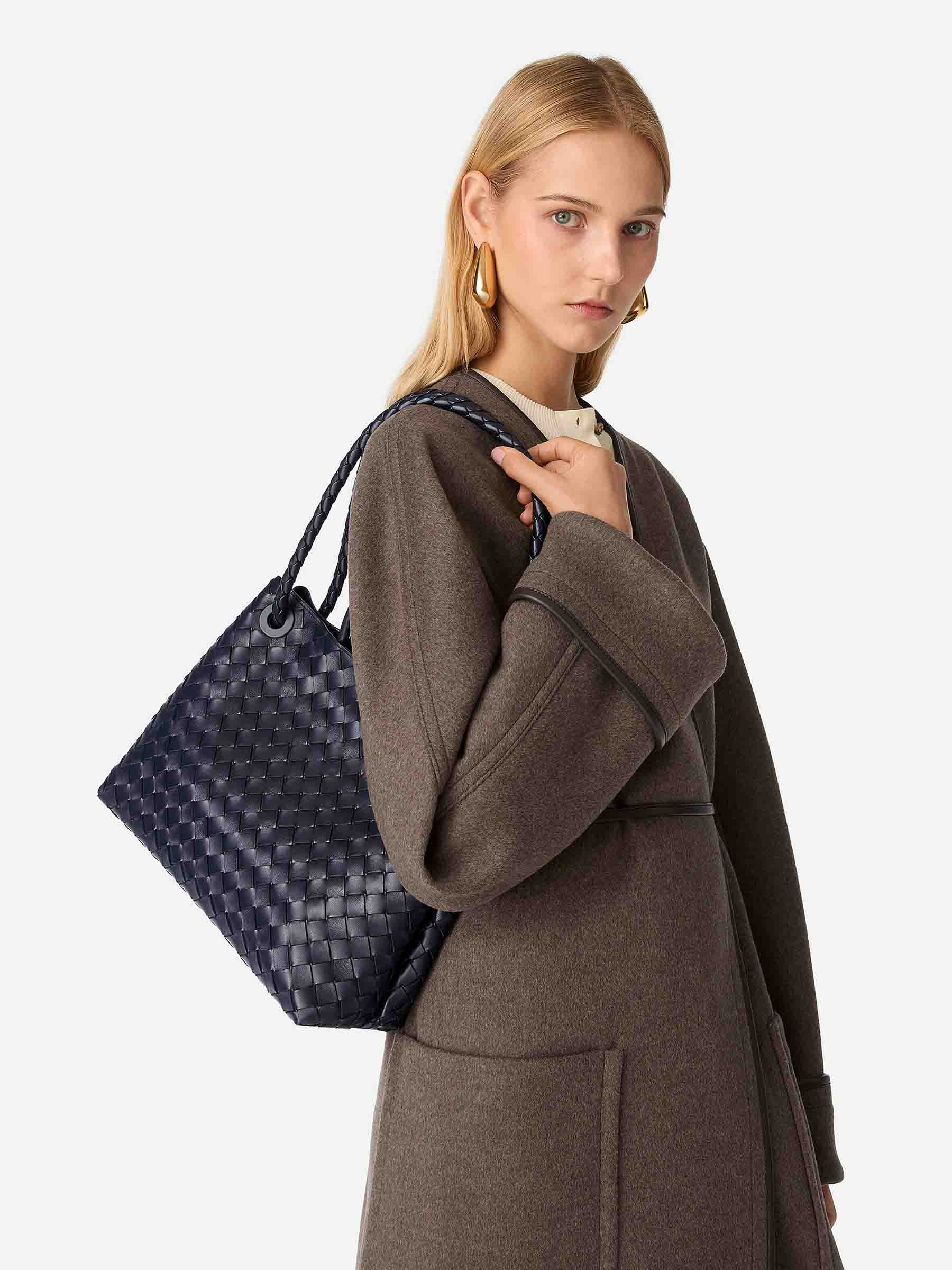 Bottega Veneta Mujer Barcelona Bolso Mano Andiamo color Negro sku 810-008293 01 - Foto 2