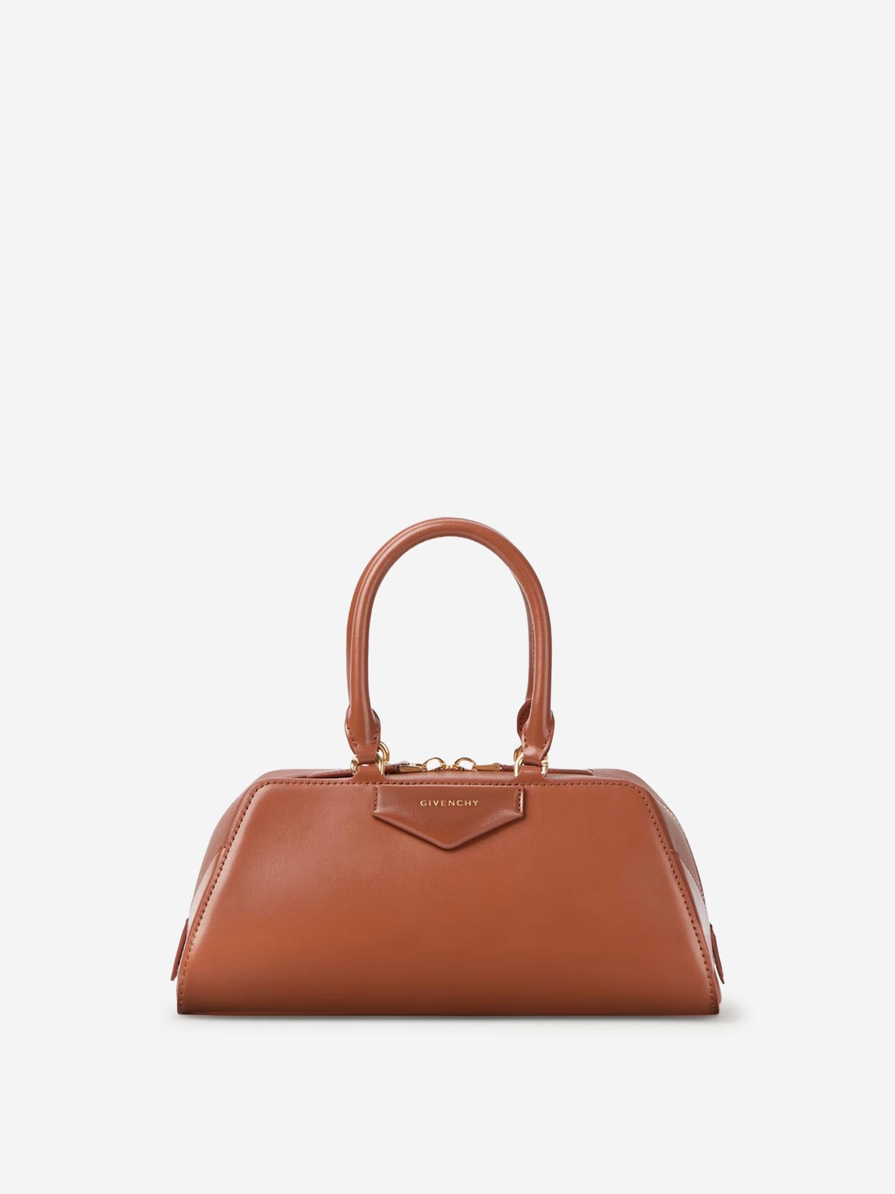 Givenchy Mujer Barcelona Bolso Antigona Cube East-West color Camel sku 810-008396 01 - Foto 1