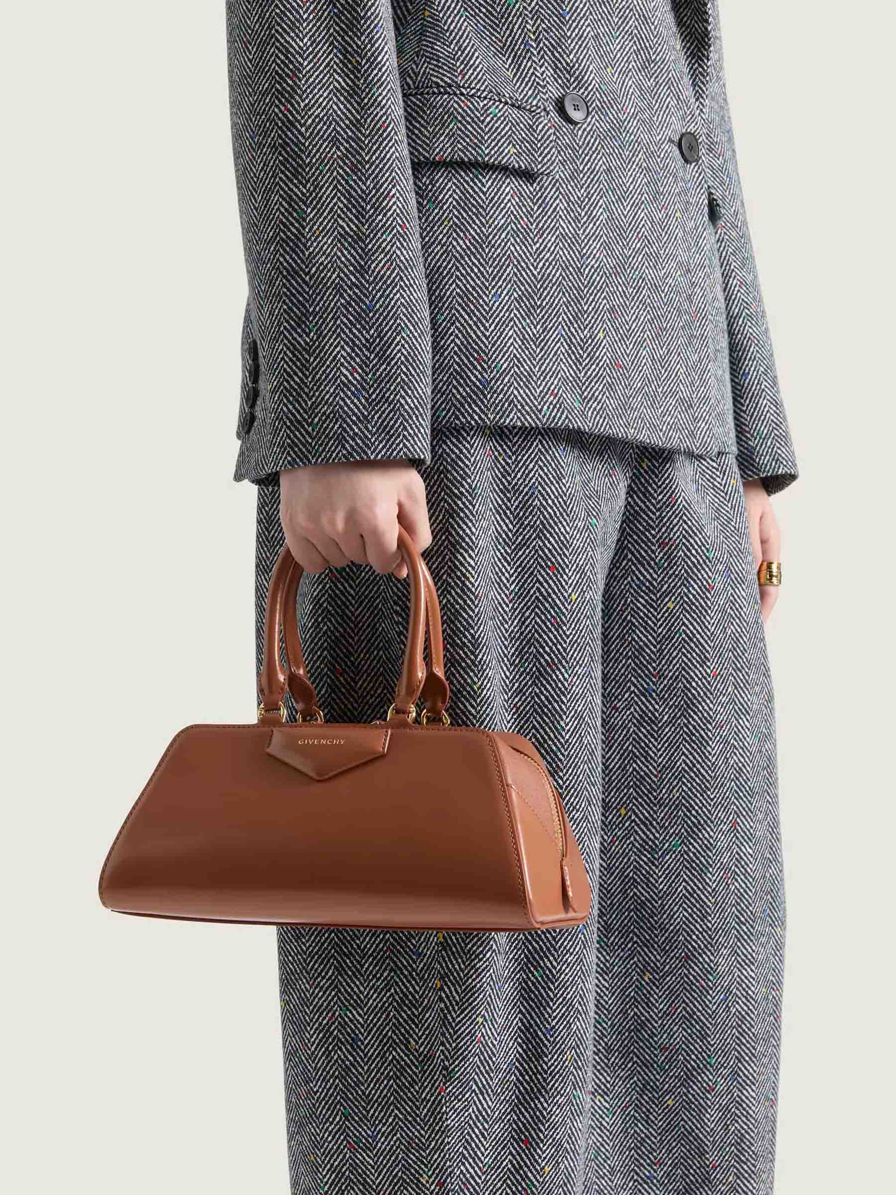 Givenchy Mujer Barcelona Bolso Antigona Cube East-West color Camel sku 810-008396 01 - Foto 2