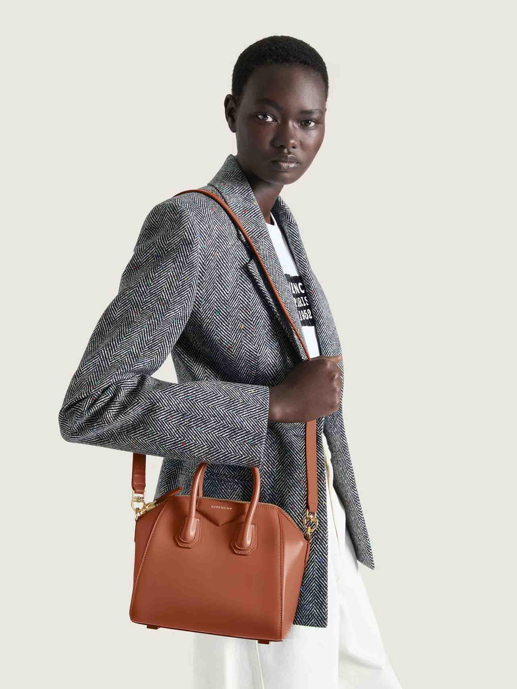 Givenchy Mujer Barcelona Bolso Antigona Mini color Camel sku 810-008397 01 - Foto 2