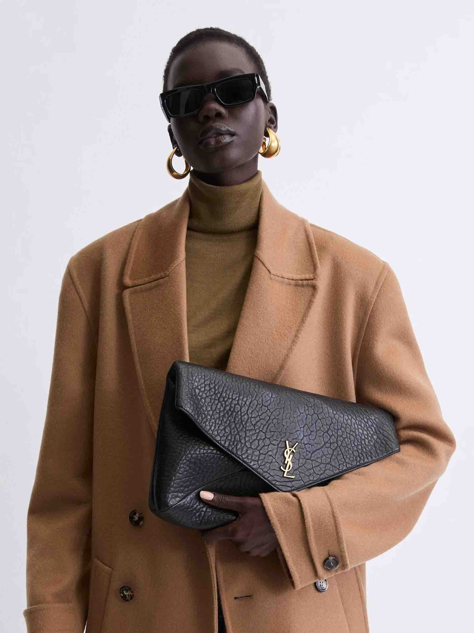 Saint Laurent Mujer Barcelona Pochette Maxi Cassandre color Negro sku 810-008453 01 - Foto 2