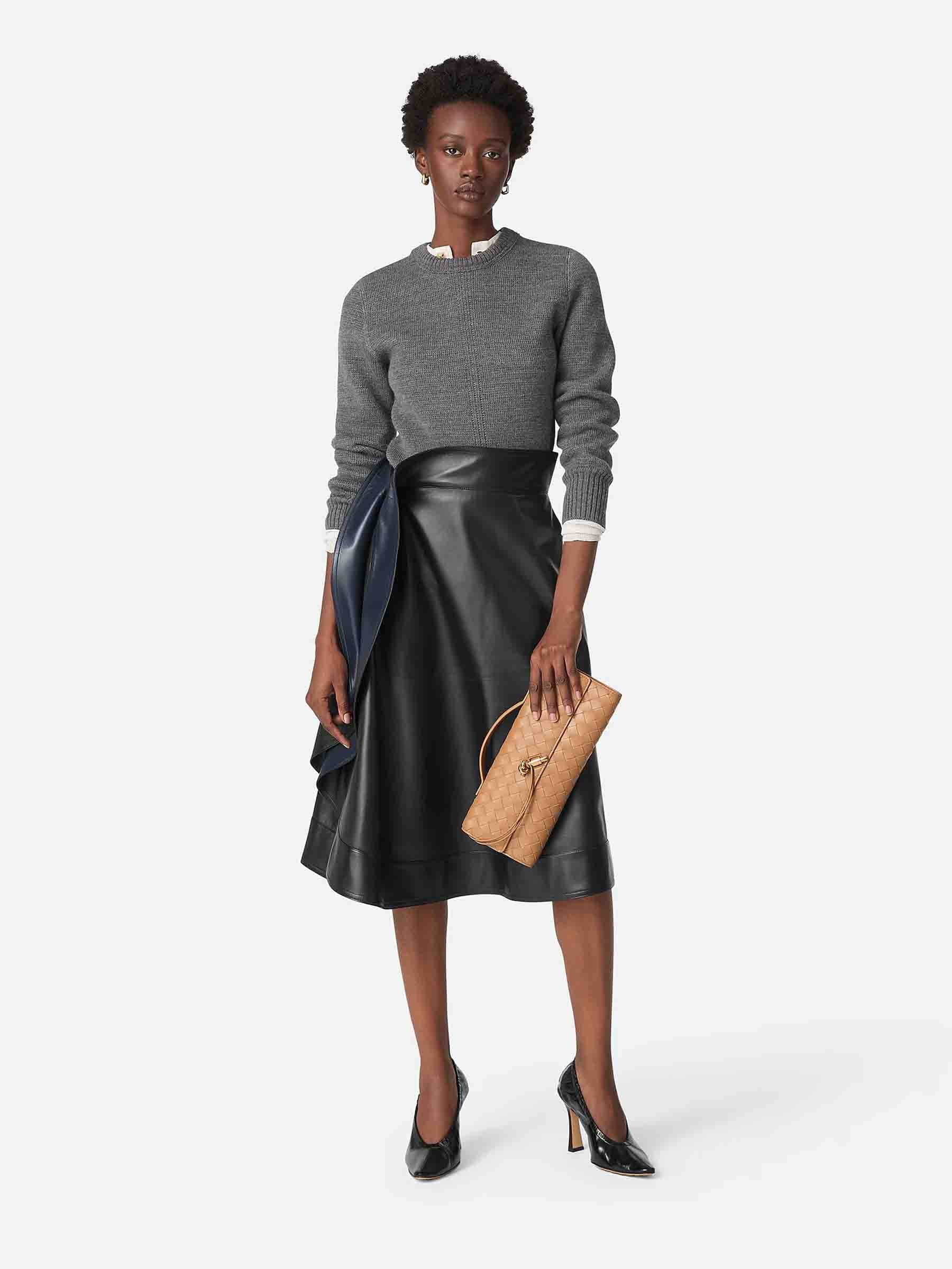 Bottega Veneta Mujer Barcelona Bolso Andiamo Clutch color Camel sku 810-008461 01 - Foto 2