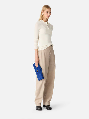 Bottega Veneta Mujer Barcelona Bolso Andiamo Clutch color Azul Cobalto sku 810-008469 01 - Foto 2