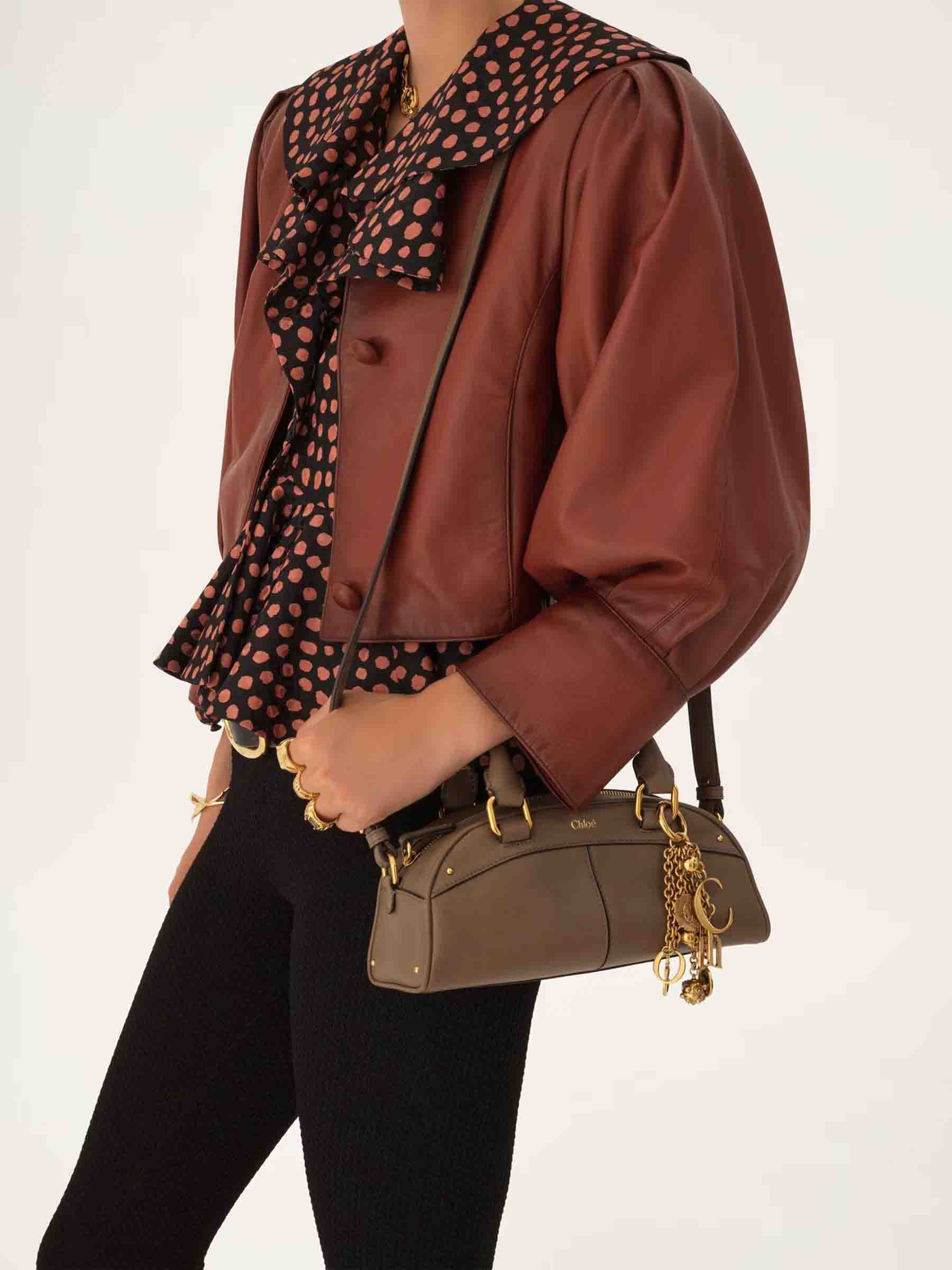 Chloé Mujer Barcelona Bolso Bowling Mini color Camel sku 810-008472 00 - Foto 2