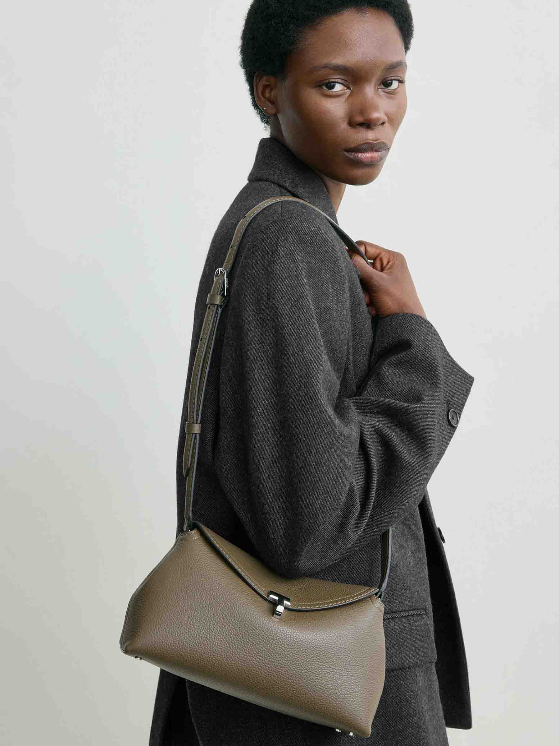 TOTEME Mujer Barcelona Bolso Tote TLock color Verde Militar sku 810-008503 01 - Foto 2