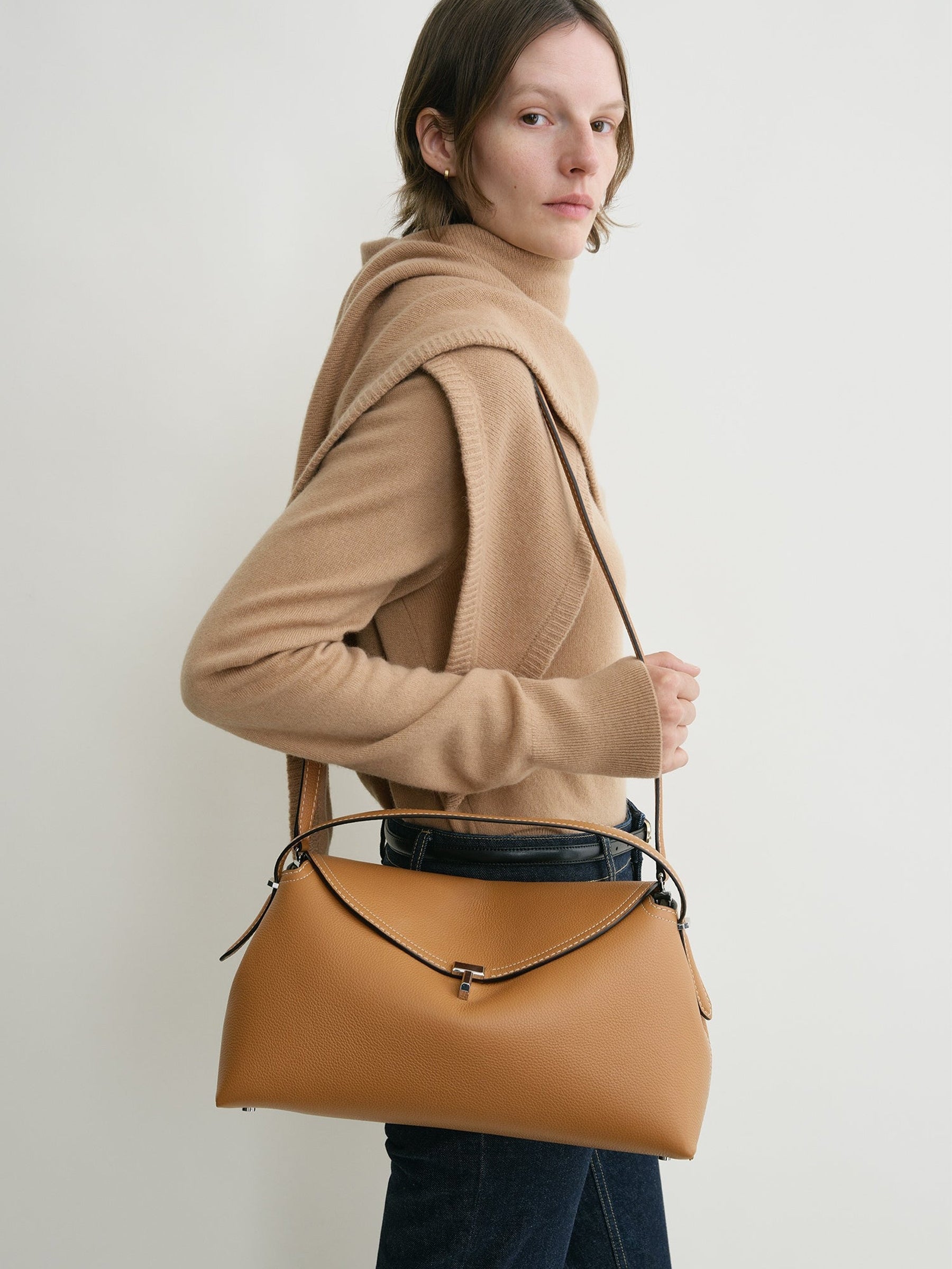 TOTEME Mujer Barcelona De hombro y cruzado color Camel sku 810-008528 01 - Foto 2