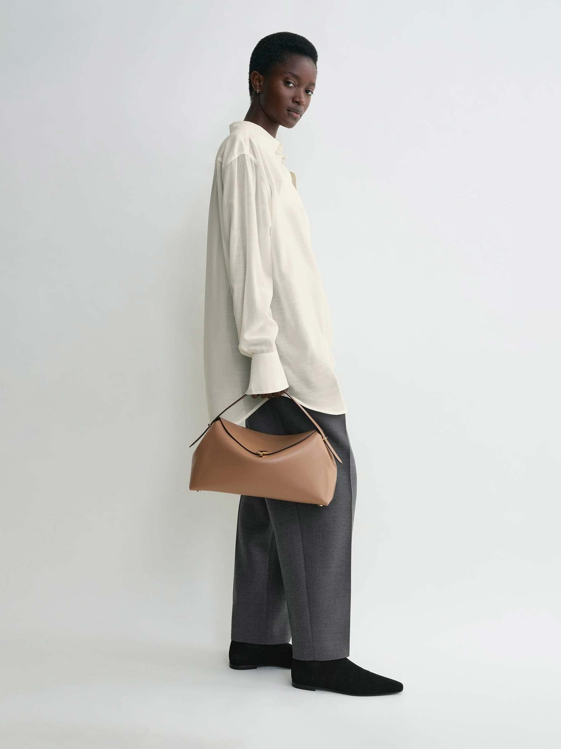 TOTEME Mujer Barcelona Bolso Asa T-Lock color Camel sku 810-008577 01 - Foto 2