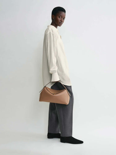 TOTEME Mujer Barcelona Bolso Asa T-Lock color Camel sku 810-008577 01 - Foto 2