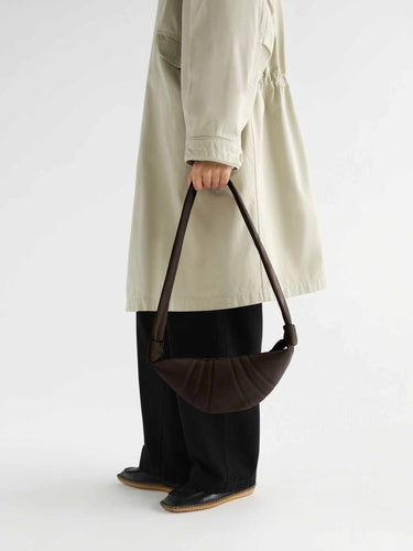 Lemaire Mujer Barcelona Bolso Mini Croissant color Marrón Oscuro sku 810-008621 01 - Foto 4