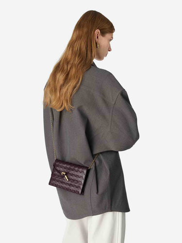 Bottega Veneta Mujer Barcelona Bolso Andiamo Pouch color Burdeos sku 811-000032 01 - Foto 2