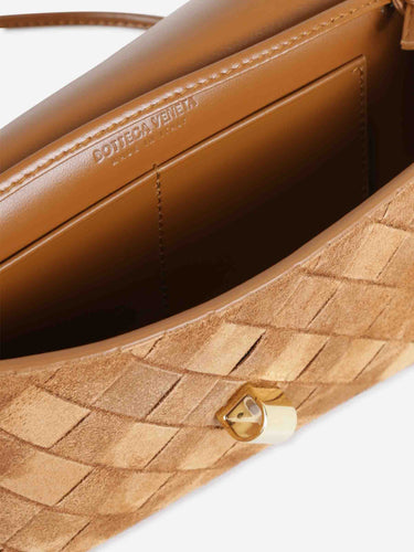 Bottega Veneta Mujer Barcelona Bolso Pouch Andiamo color Caramelo sku 811-000033 01 - Foto 4