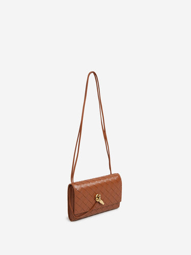 Bottega Veneta Mujer Barcelona Bolso Andiamo Pouch color Camel sku 811-000100 01 - Foto 2