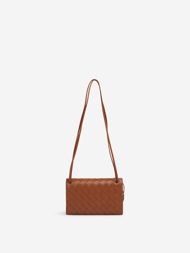 Bottega Veneta Mujer Barcelona Bolso Andiamo Pouch color Camel sku 811-000100 01 - Foto 3