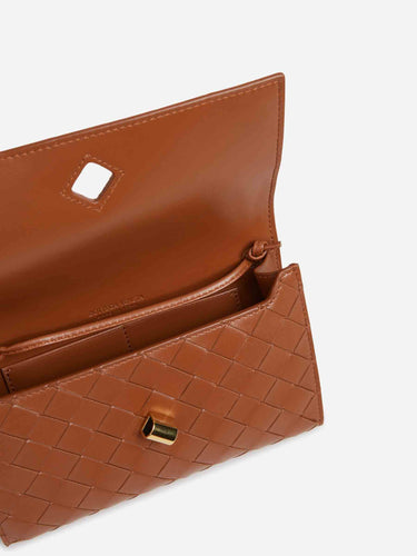 Bottega Veneta Mujer Barcelona Bolso Andiamo Pouch color Camel sku 811-000100 01 - Foto 4