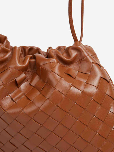 Bottega Veneta Mujer Barcelona Bolso Medium Dustbag color Caramelo sku 811-000102 01 - Foto 5