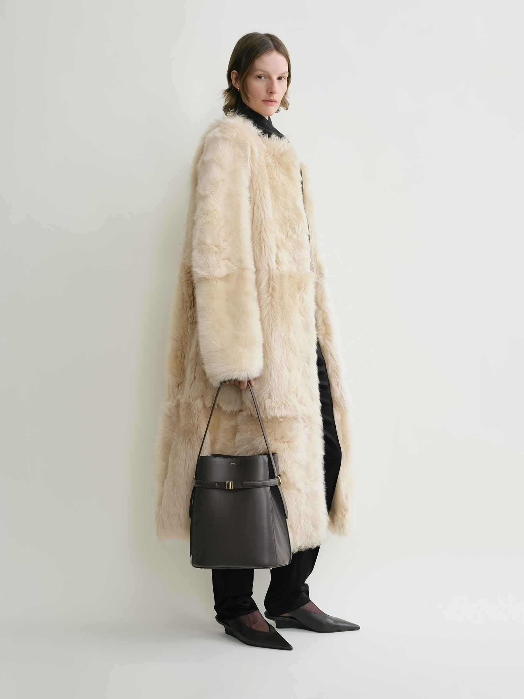【TOTEME】Belted suede bucket bag トートバッグ/ 各色 Belted suede tote granite – TOTEME