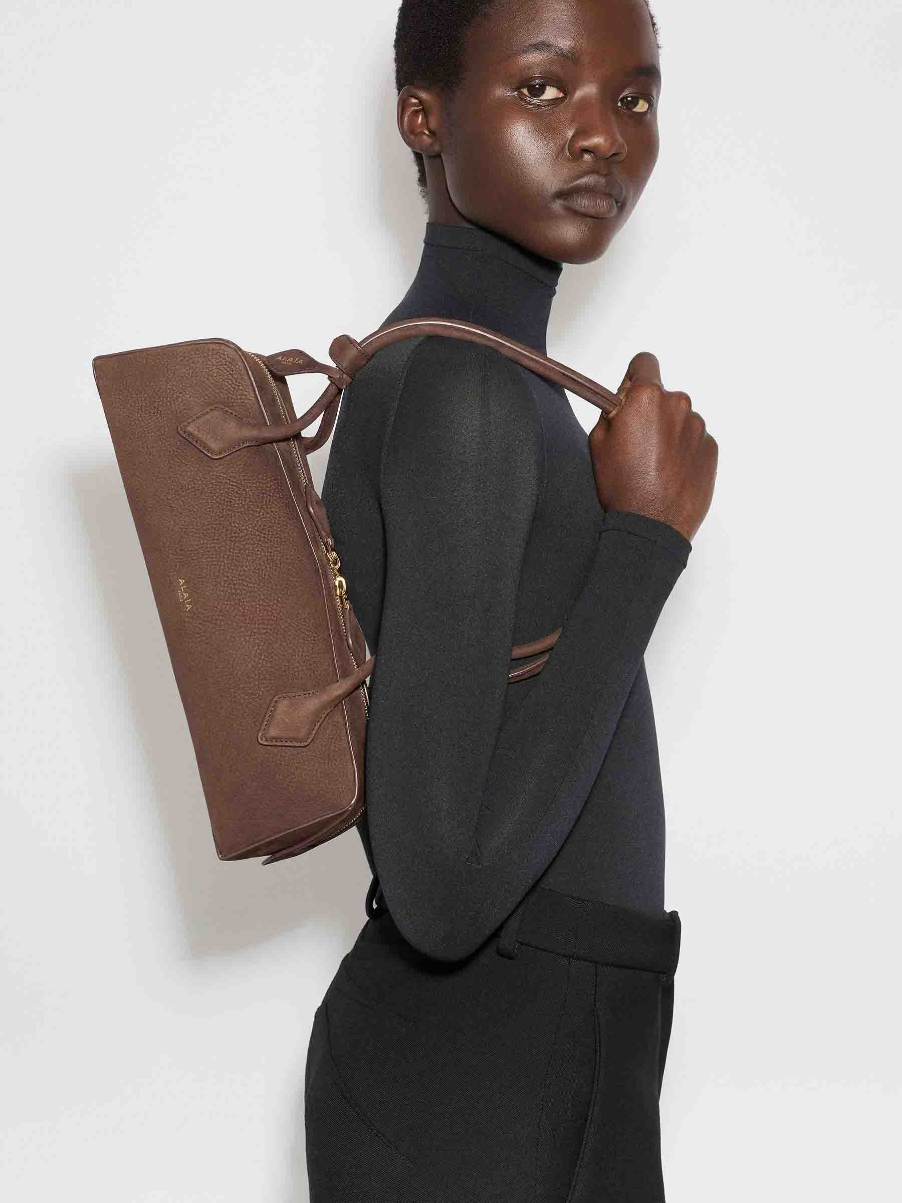 Alaïa Mujer Barcelona Bolso Le Teckel Medium color Marrón Oscuro sku 814-000049 01 - Foto 2