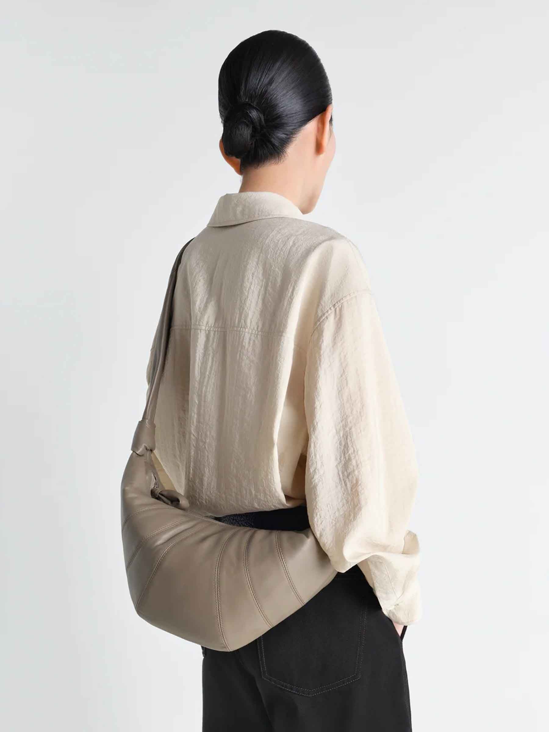 Lemaire Mujer Barcelona Bolso Croissant Medium color Taupe sku 814-000128 02 - Foto 2