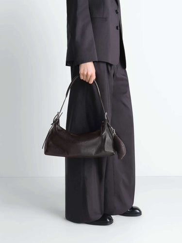 Lemaire Mujer Barcelona Bolso Belted Baguette color Marrón Oscuro sku 814-000174 01 - Foto 3