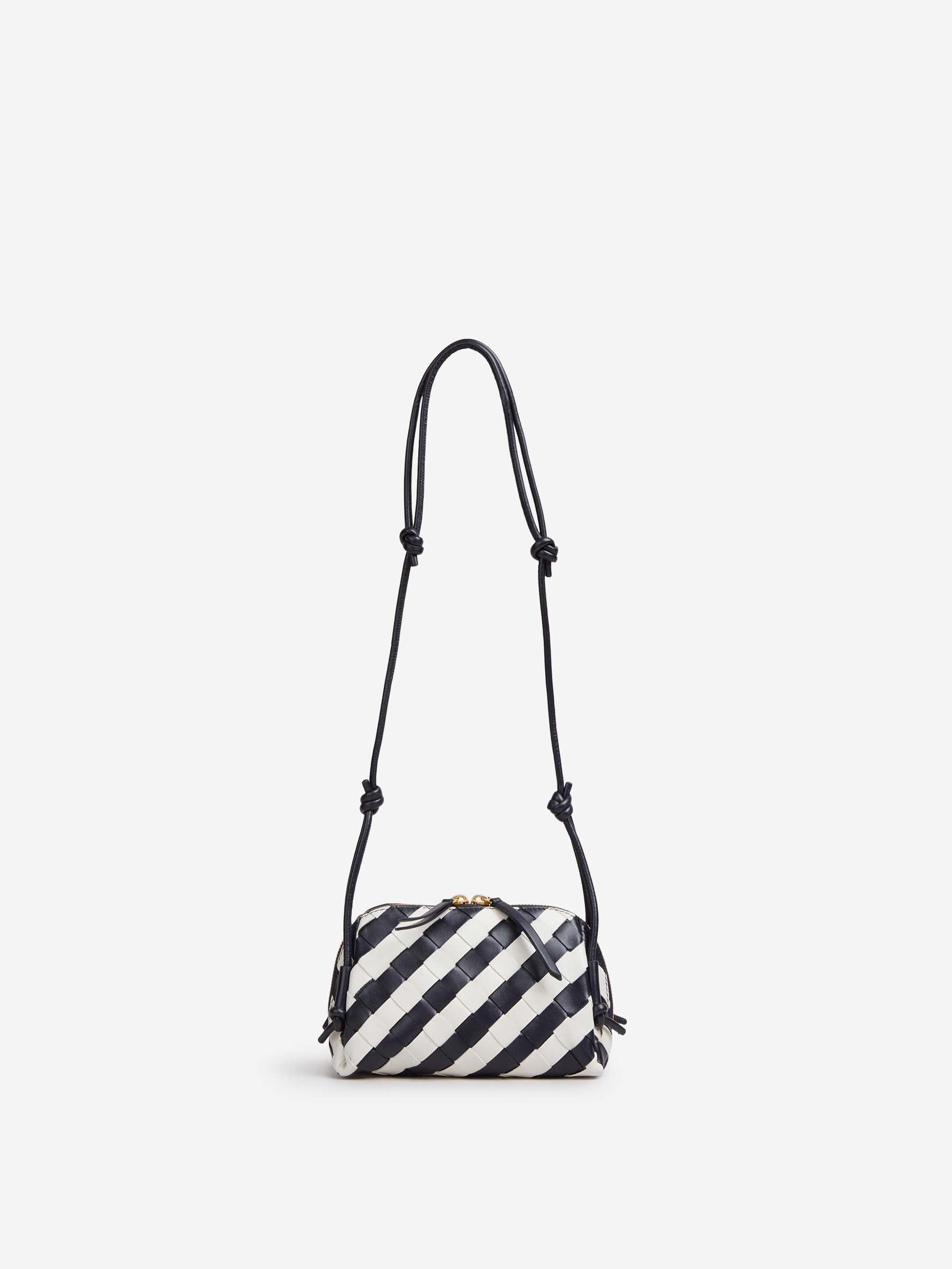 Bottega Veneta Mujer Barcelona Bolso Concert Pouch color Blanco Y Negro sku 814-000194 01 - Foto 1